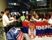 Novak stigao u Peking; navijači ga dočekali na aerodromu uz trobojke i poruke na srpskom